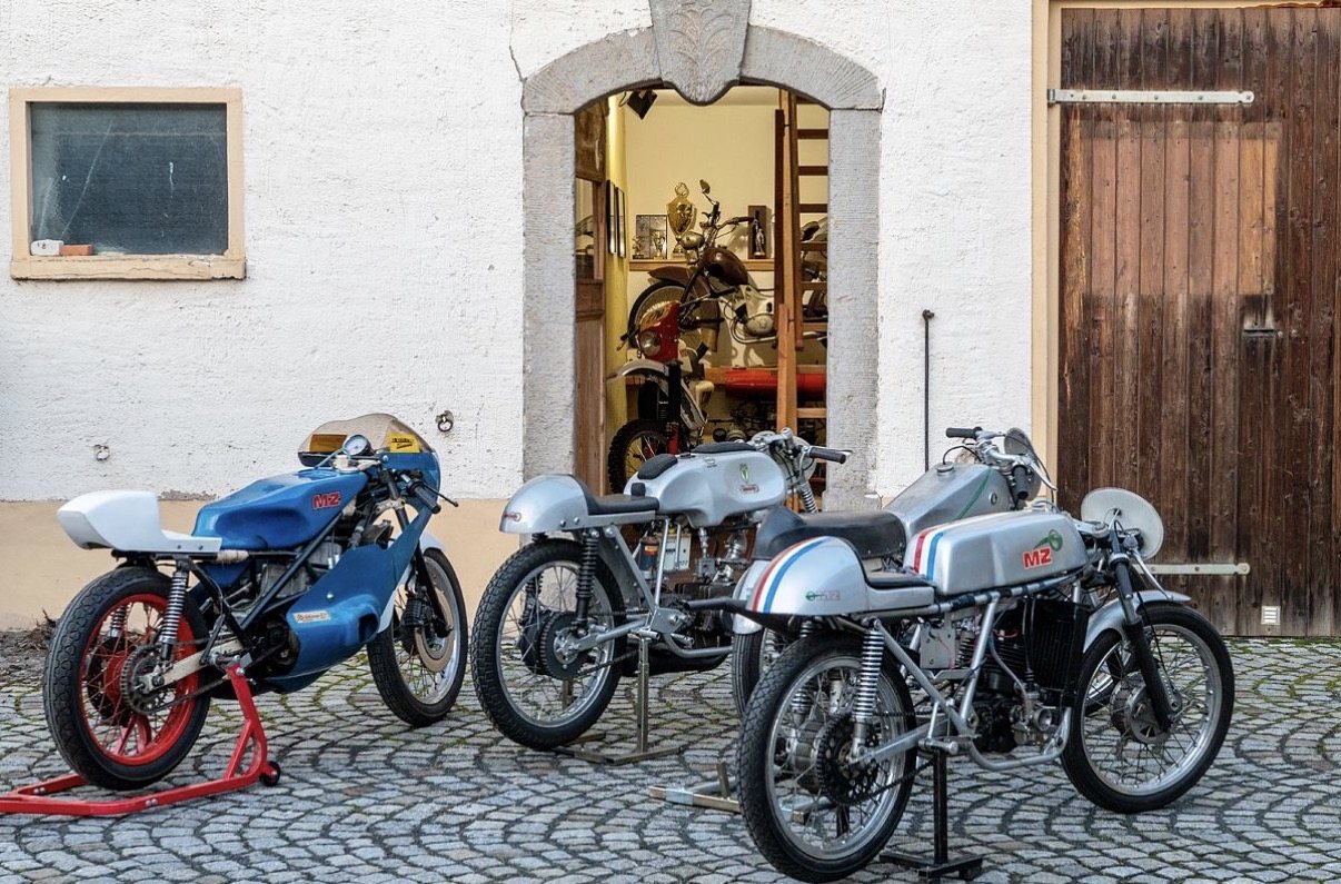 Historische MZ Rennmotorräder vor dem Vereinsgebäude