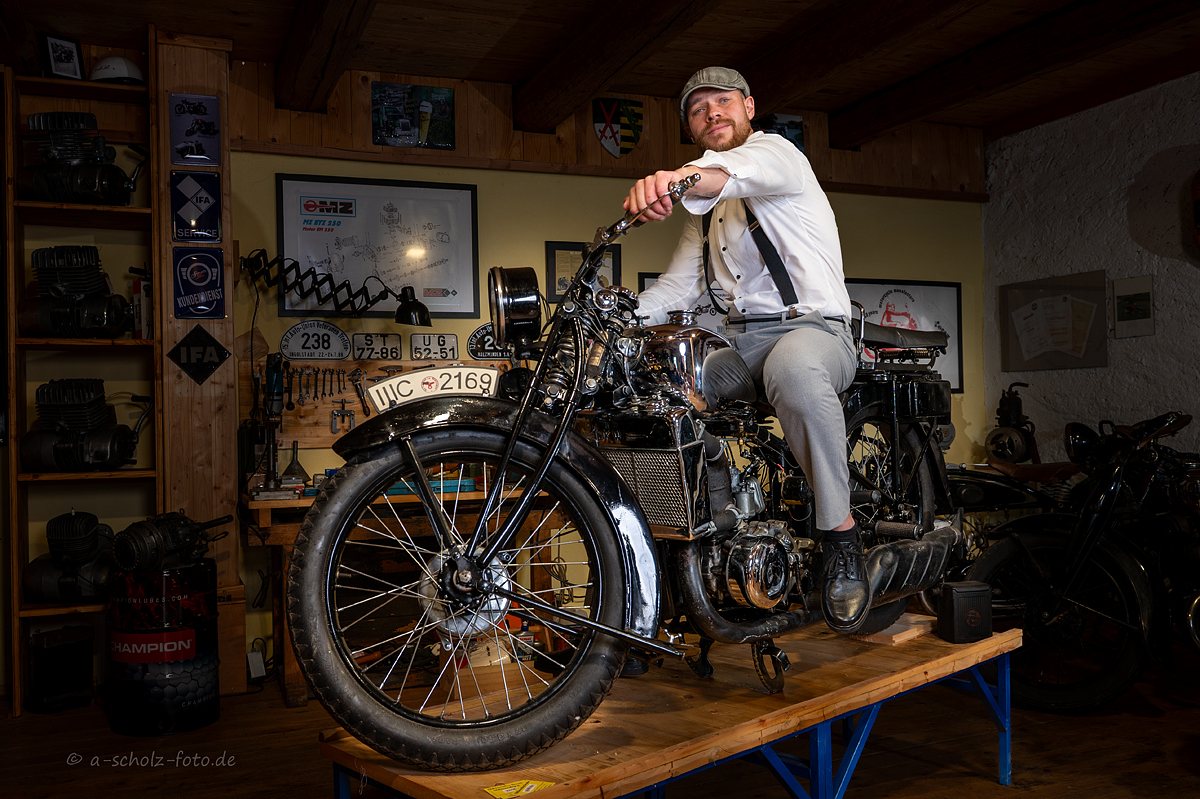 Historisches Motorrad mit Fahrer im Museum