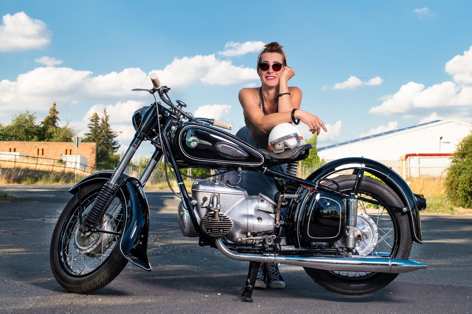Historisches Motorrad mit Model bei einer Vereins-Fotoaufnahme