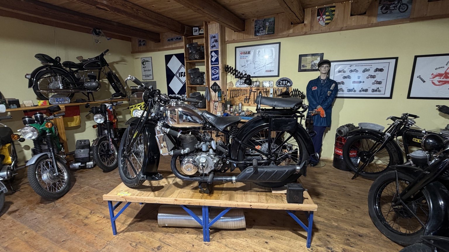 Gemeinsame Museumsebene mit historischen DKW- und MZ-Motorrädern