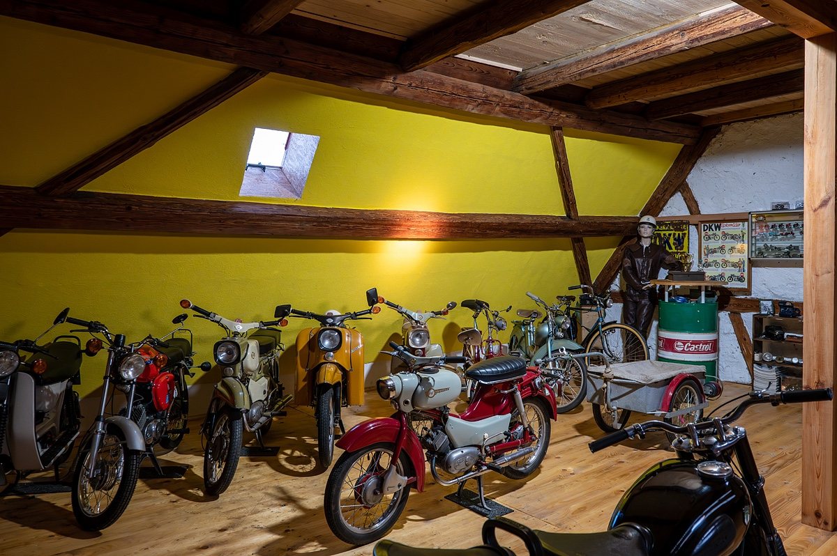 Separate Museumsebene mit historischen Simson-Mopeds